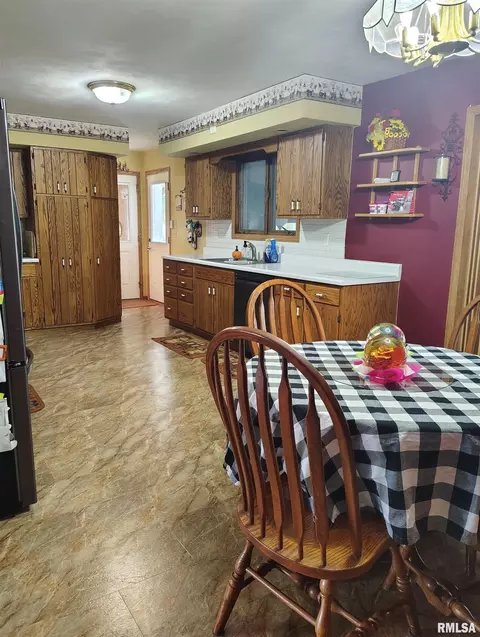Kitchen - 26588 Maplewood Ln, Canton, IL 61520 photo 2 of 8