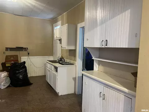 Entry Way - 332 W Calhoun St, Macomb, IL 61455 photo 1 of 3