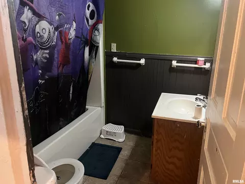 Bath - 332 W Calhoun St, Macomb, IL 61455 photo 1 of 2