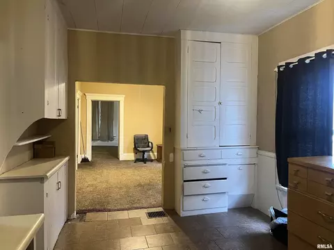 Entry Way - 332 W Calhoun St, Macomb, IL 61455 photo 2 of 3