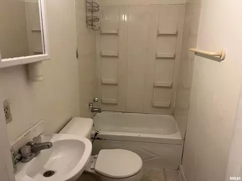 Bath - 332 W Calhoun St, Macomb, IL 61455 photo 2 of 2