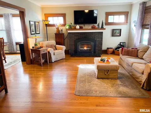 Living - 607 S Main St, Eureka, IL 61530 photo 3 of 4