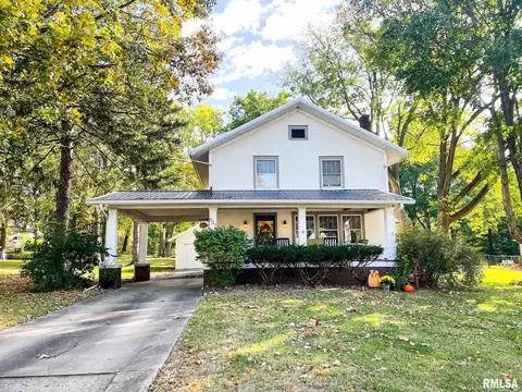 607 S Main St, Eureka, IL 61530