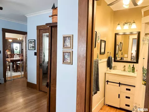 Entry Way - 607 S Main St, Eureka, IL 61530 photo 6 of 10