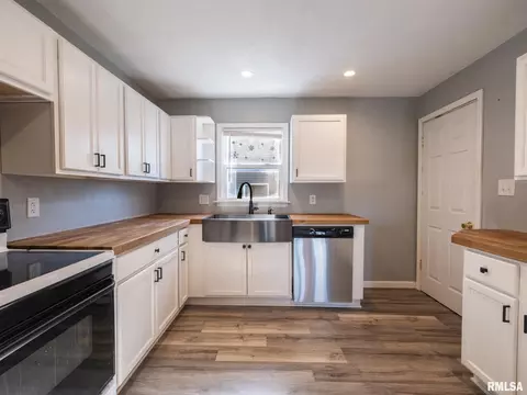 836 E Ash St, Canton, IL 61520 photo 13