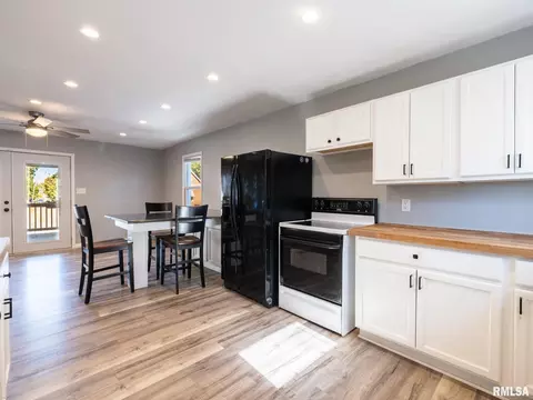 836 E Ash St, Canton, IL 61520 photo 15