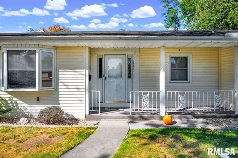 1733 Saint Clair Dr, Pekin, IL 61554