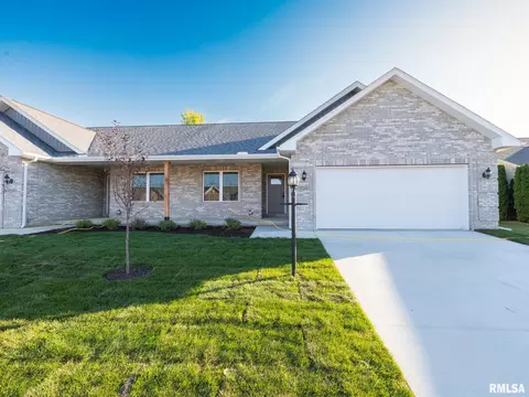 3718 W Eagle Point Dr, Peoria, IL 61615