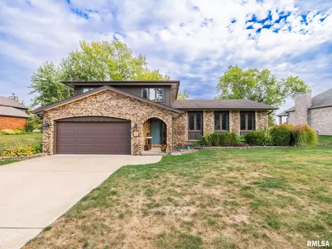 9 Cypress Pt, Pekin, IL 61554