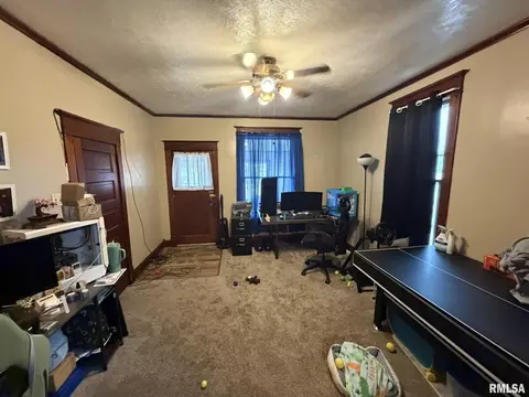 453 E Locust St, Canton, IL 61520 photo 5