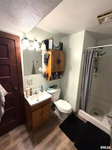 453 E Locust St, Canton, IL 61520 photo 7