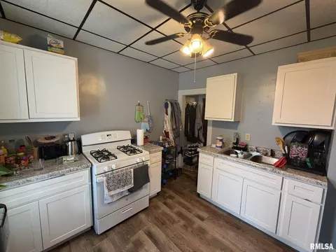 453 E Locust St, Canton, IL 61520 photo 2