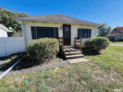 411 S 6th St, Wyoming, IL 61491