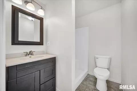 Bath - 856 S 2nd Ave, Canton, IL 61520 photo 1 of 2