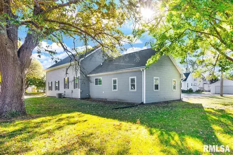 Exterior - 856 S 2nd Ave, Canton, IL 61520 photo 3 of 4