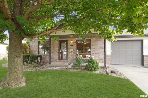 6 Royal Ct, Washington, IL 61571