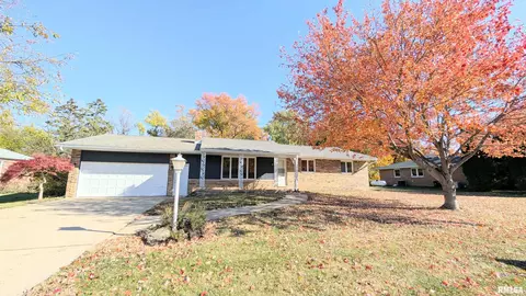 103 Hollands Grove Ln, Washington, IL 61571