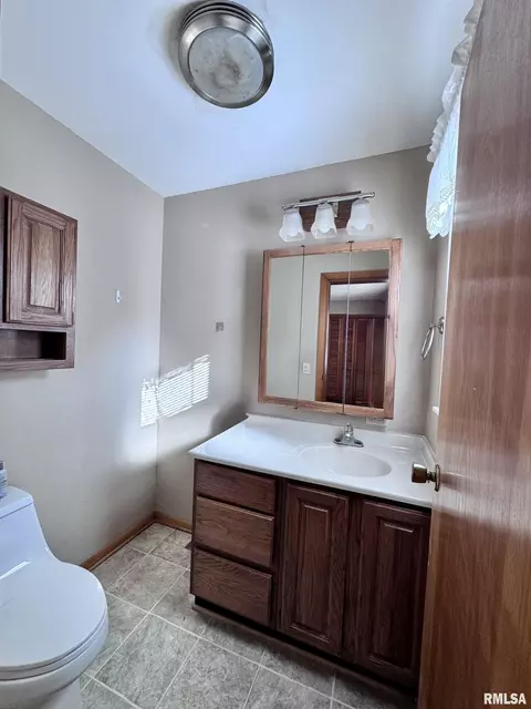 Bath - 208 Jana Rd, Macomb, IL 61455 photo 1 of 3