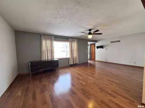 Living - 208 Jana Rd, Macomb, IL 61455 photo 3 of 4