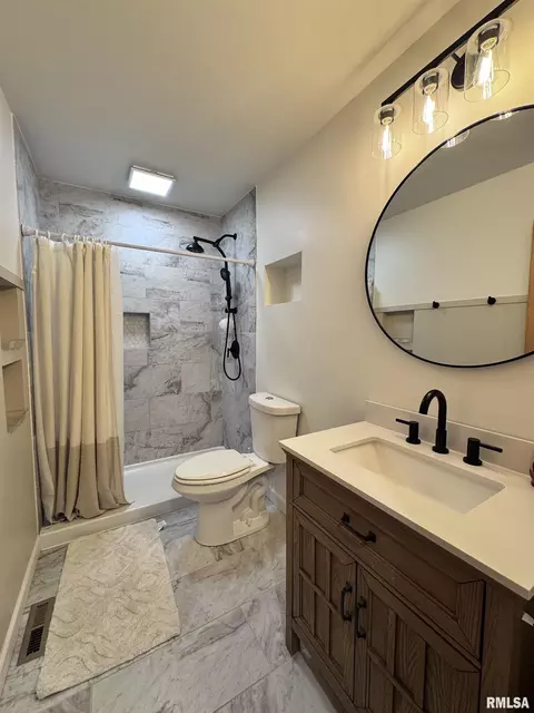 Bath - 208 Jana Rd, Macomb, IL 61455 photo 2 of 3