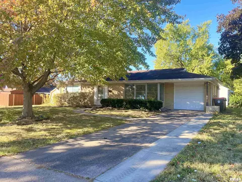 2703 N Golf Dr, Peoria, IL 61604