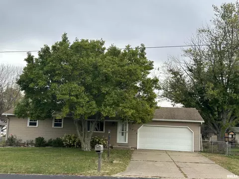607 S Summit Dr, Washington, IL 61571