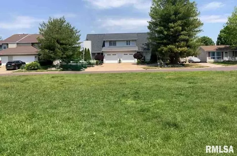 1102 Eisenhower Dr, Pekin, IL 61554