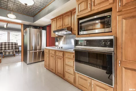 Kitchen - 1320 W Cedar Hills Dr, Dunlap, IL 61525 photo 3 of 5