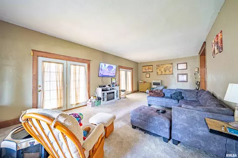 Living - 604 E 3rd St, Delavan, IL 61734 photo 1 of 4