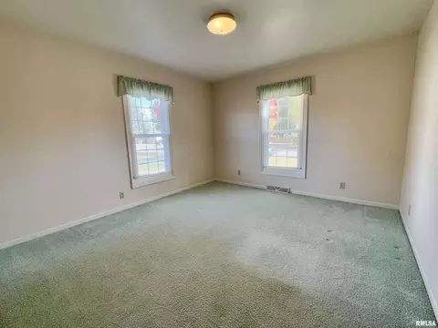 Bedroom - 1347 Carolbeth Ave, Macomb, IL 61455 photo 4 of 6
