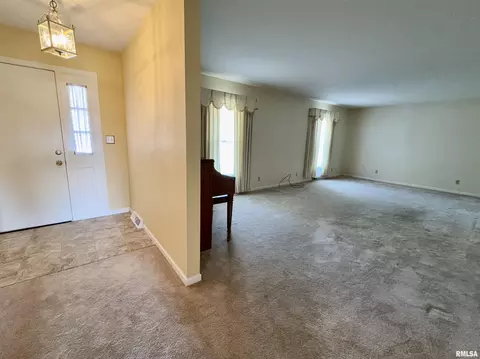 Entry Way - 1347 Carolbeth Ave, Macomb, IL 61455 photo 2 of 3