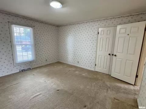 Bedroom - 1347 Carolbeth Ave, Macomb, IL 61455 photo 5 of 6