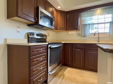Kitchen - 1347 Carolbeth Ave, Macomb, IL 61455 photo 6 of 8