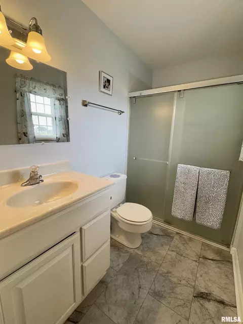 Bath - 1347 Carolbeth Ave, Macomb, IL 61455 photo 2 of 5