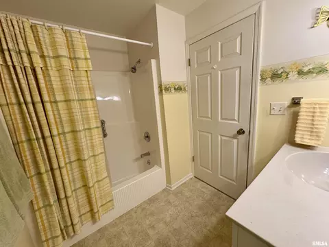 Bath - 1347 Carolbeth Ave, Macomb, IL 61455 photo 4 of 5