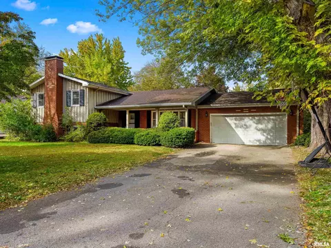 39 Circle Dr, Pekin, IL 61554