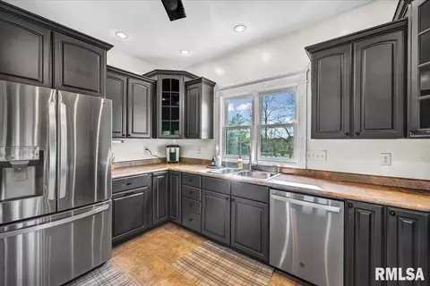 Kitchen - 493 Reaba Ave, Congerville, IL 61729 photo 4 of 4