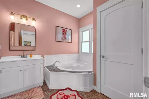 Bath - 493 Reaba Ave, Congerville, IL 61729 photo 2 of 5