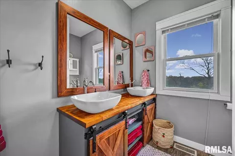 Bath - 493 Reaba Ave, Congerville, IL 61729 photo 4 of 5