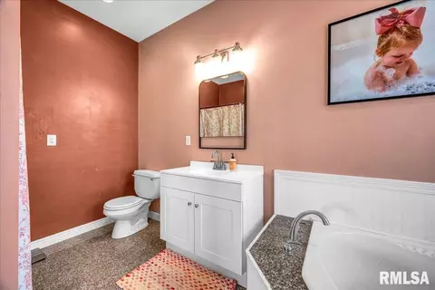 Bath - 493 Reaba Ave, Congerville, IL 61729 photo 3 of 5