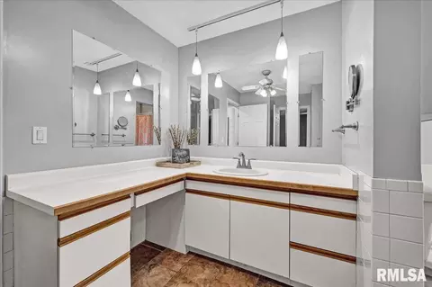 Bath - 10520 W Sir Durham Ct, Mapleton, IL 61547 photo 2 of 4