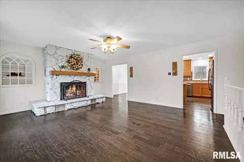 Living - 10520 W Sir Durham Ct, Mapleton, IL 61547 photo 2 of 3