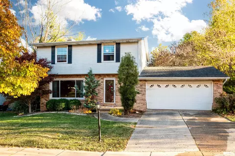 1318 W Queens Court Rd, Peoria, IL 61614