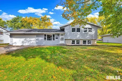 104 Robert Dr, Normal, IL 61761