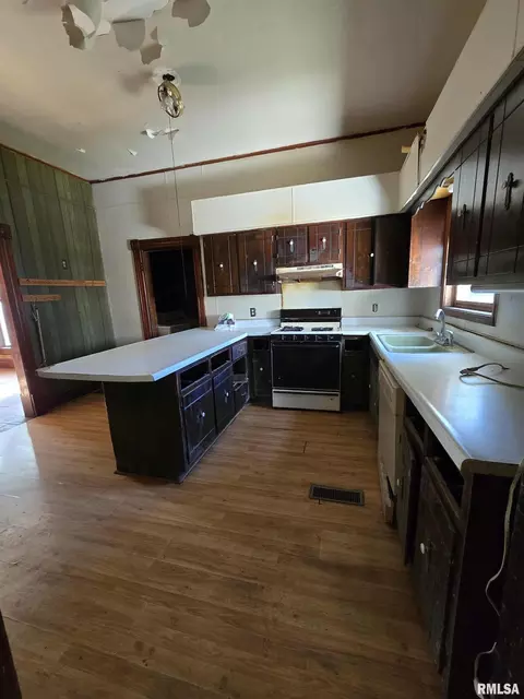 112 N Vine St, Mount Pulaski, IL 62548 photo 6