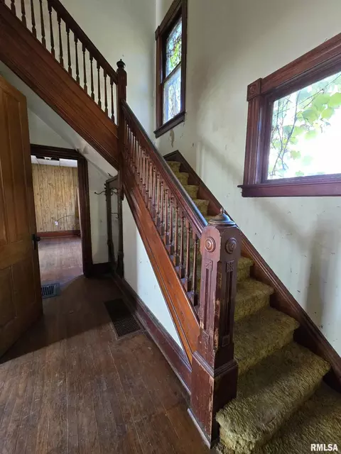 112 N Vine St, Mount Pulaski, IL 62548 photo 2