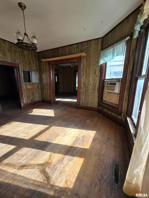 112 N Vine St, Mount Pulaski, IL 62548 photo 10