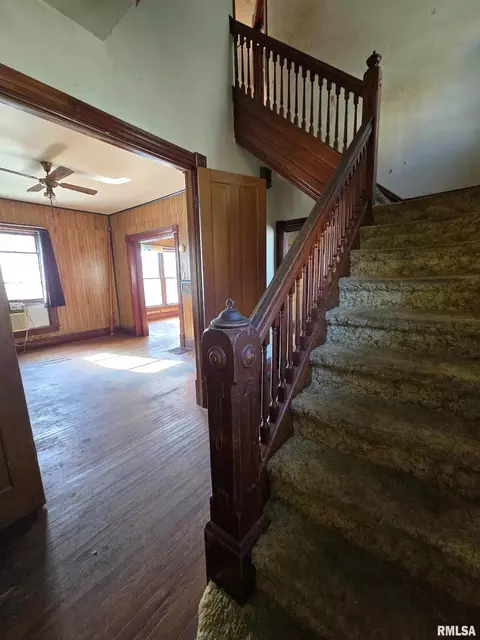 112 N Vine St, Mount Pulaski, IL 62548 photo 3