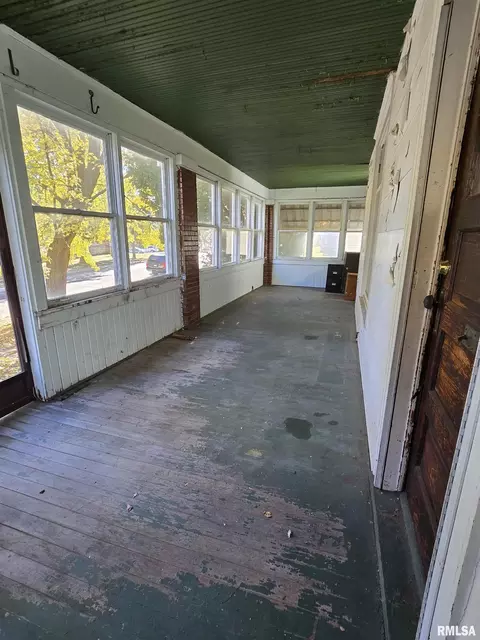112 N Vine St, Mount Pulaski, IL 62548 photo 4
