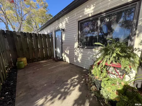 3107 W Willow Knolls Rd, Peoria, IL 61614